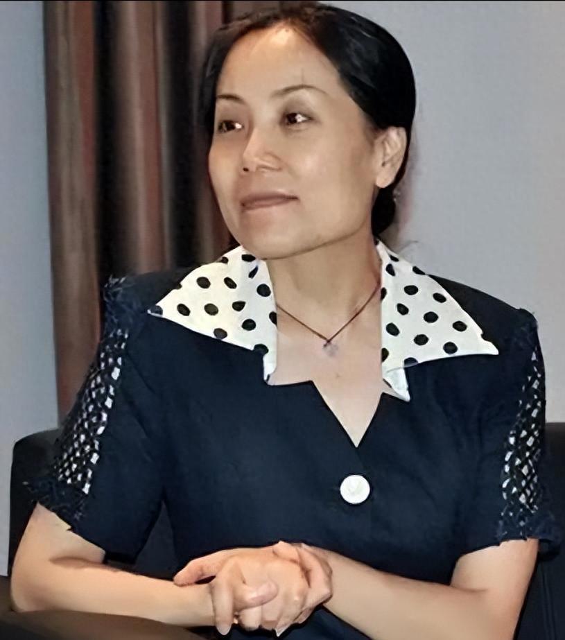 出身浙江豪门，前夫是上海顶级富豪，现仍在前夫集团担任高层领导