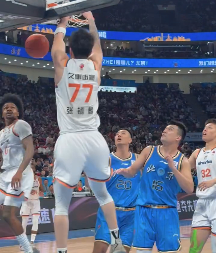 新球体育-王哲林24+17成现役总分王！上海险胜北京取19连胜 弗格36+9三分|古德温|三分球|CBA|杰曼|翟晓川_新浪体育_新浪新闻